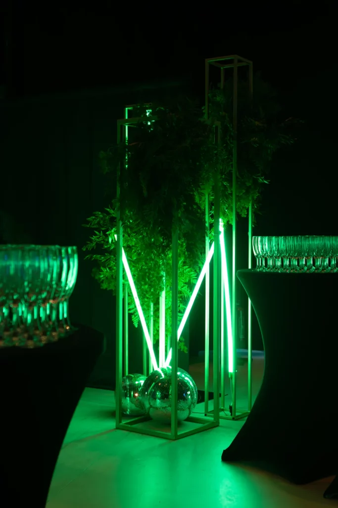 Złote Słupki i Kule Disco w eventowej aranżacji - złota geometria - rent4events.pl, rent4wedding.pl - fot. @karolinakiec_fotografia.