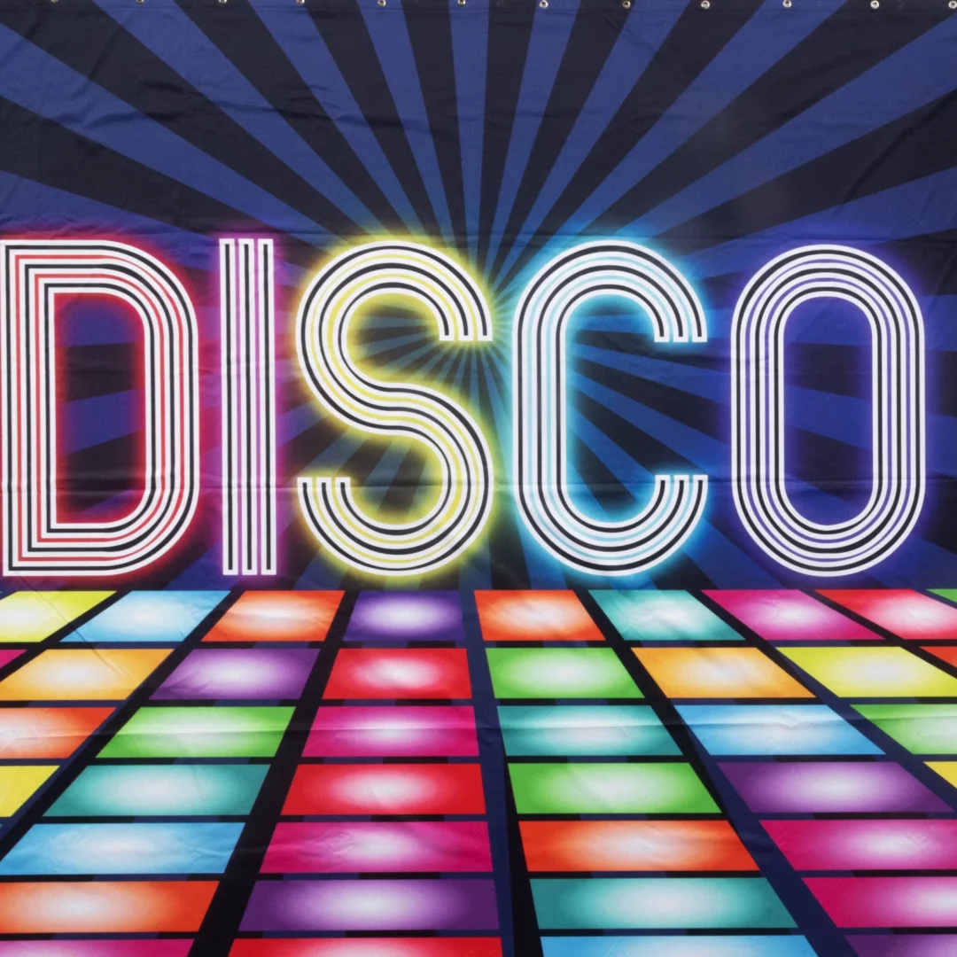 Horyzont Disco Napis. Fotograficzne tło z neonowym napisem "DISCO" na ciemnym tle, otoczone promieniami światła oraz jaskrawo świecącą podłogą w dyskotekowym stylu. To dynamiczne tło idealnie nadaje się do sesji fotograficznych na eventy, wesela i śluby. Dzięki żywym kolorom i efektownym wzorom, tło może stanowić świetną scenografię na różnorodne wydarzenia organizowane we Wrocławiu i okolicach przez wypożyczalnię dekoracji Rent4Events. Świetnie sprawdzi się podczas muzycznych imprez, nadając im energetyczny klimat - ent4events.pl wypożycz wrażenia, rent4wedding.pl zachowaj wspomnienia.