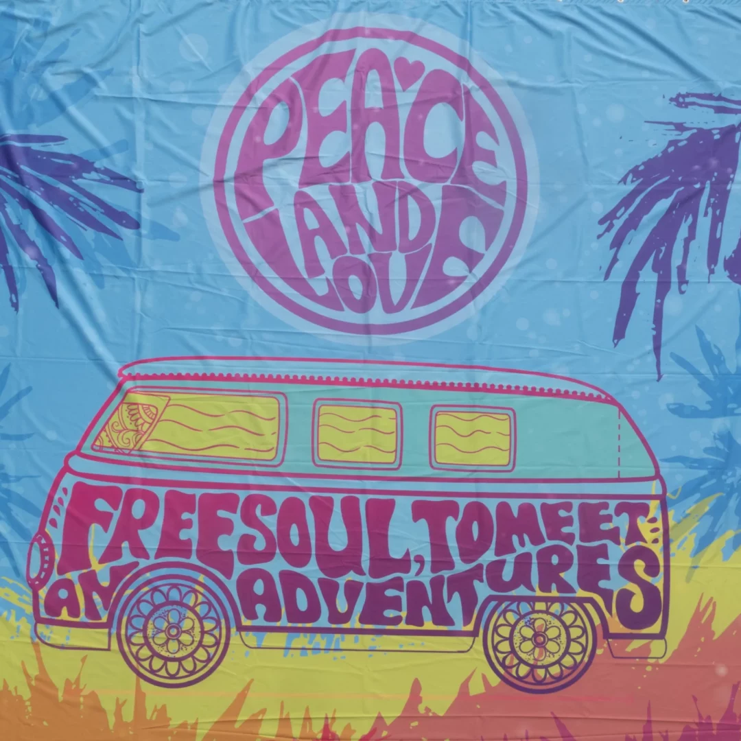 Horyzont Hipisowski Ogórek Peace and Love. Fotograficzne tło przedstawiające kolorowy van w stylu retro z napisem „Free Soul, To Meet Adventures” oraz duży okrągły znak „Peace and Love” na niebieskim tle. Tropikalne palmy i jaskrawe kolory w stylu hippie tworzą swobodny, wakacyjny klimat, idealny na imprezy tematyczne w stylu hipisowskim czy eventy festiwalowe. To tło idealnie sprawdzi się na imprezach plenerowych organizowanych przy współprcy z wypożyczalnia mebli i dekoracji Rent4Events we Wrocławiu, nadając wydarzeniu unikalny klimat wolności i przygody - rent4events.pl wypożycz wrażenia, rent4wedding.pl zachowaj wspomnienia.