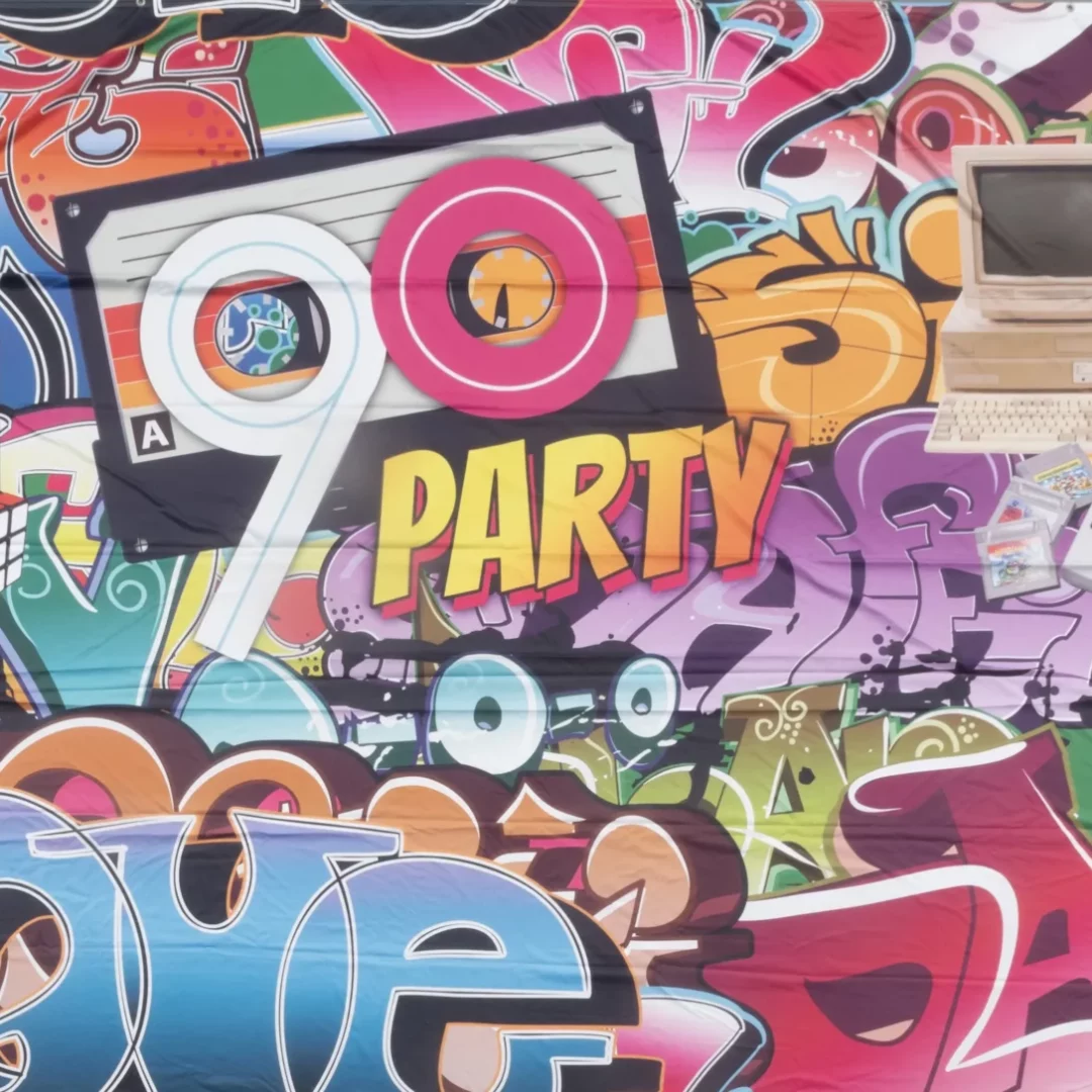 Horyzont lata 90. Party. Fotograficzne tło z elementami popkultury lat 90., takimi jak boombox, kaseta VHS, komputer, konsola Game Boy oraz automat do gier. Centralnym punktem jest napis „90 Party” w otoczeniu graffiti, co idealnie oddaje klimat retro. Tło jest intensywne, kolorowe i dynamiczne, co sprawia, że doskonale nadaje się na eventy, imprezy tematyczne oraz wesela w stylu lat 90. - rent4events.pl wypożycz wrażenia, rent4wedding.pl zachowaj wspomnienia.