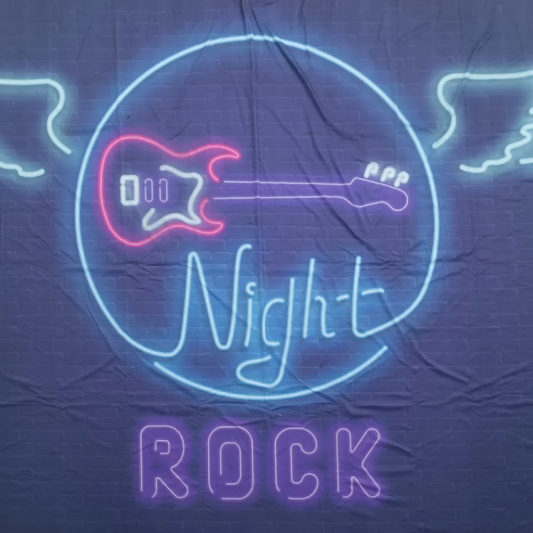 Horyzont Muzyka Night Rock. Fotograficzne tło w stylu rockowym, przedstawiające neon w kształcie gitary elektrycznej otoczonej skrzydłami w okręgu oraz napisu "Night Rock". Tło w odcieniach granatu i fioletu, z jaskrawymi neonami w niebieskim, różowym i fioletowym kolorze, idealnie nadaje się na eventy i wesela w klimacie rockowym. To dynamiczne tło pasuje do imprez nocnych i koncertów, organizowanych przez wypożyczalnię dekoracji Rent4Events we Wrocławiu - rent4events.pl wypożycz wrażenia, rent4wedding.pl zachowaj wspomnienia.