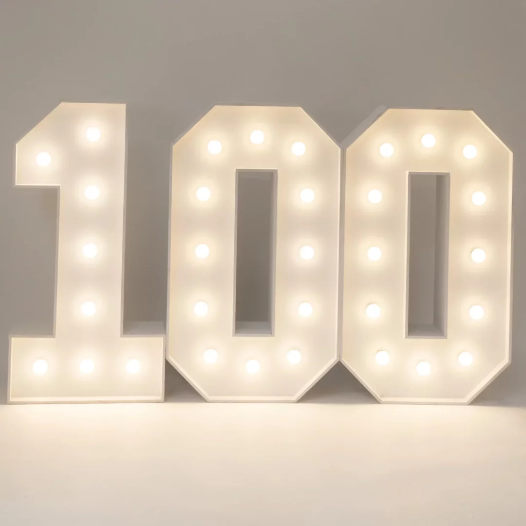 Imponujący numer "100" z cyfr LED w stylu retro to dekoracyjny akcent od RENT4EVENTS, który rozświetli każdą studniówkę, rocznicę, urodziny czy noworoczne przyjęcie we Wrocławiu. Ta świecąca atrakcja jest idealnym rozwiązaniem na świętowanie stulecia lub innych znaczących jubileuszy - rent4events.pl wypożycz wrażenia, rent4wedding.pl zachowaj wspomnienia.