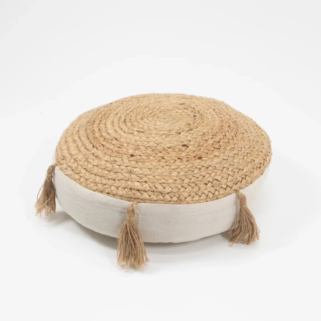 Okrągłe siedzisko boho wykonane z naturalnej juty i bawełny to doskonały wybór na wesela, garden party oraz eventy w stylu etno lub marokańskim. Chwosty na bokach dodają dekoracyjnego akcentu, a naturalne materiały zapewniają estetykę i wygodę. Idealne do stref chillout, na tarasy czy trawniki. Wypożycz w Rent4Events lub Rent4Weddings we Wrocławiu, aby nadać swojemu wydarzeniu wyjątkowy klimat - rent4events.pl wypożycz wrażenia, rent4weddings.pl zachowaj wspomnienia.