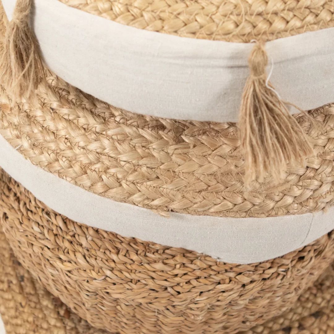 Detal ułożonych jedno na drugim siedzisk boho z naturalnej juty i bawełny podkreśla ich wyjątkowy styl i jakość. Chwosty oraz tekstura materiałów wprowadzają element dekoracyjny do każdej aranżacji w stylu boho, etno lub marokańskim. Idealne na wesela, garden party i eventy. W Rent4Events lub Rent4Weddings we Wrocławiu znajdziesz te wyjątkowe siedziska, które dodadzą Twojemu wydarzeniu charakteru - rent4events.pl wypożycz wrażenia, rent4weddings.pl zachowaj wspomnienia.