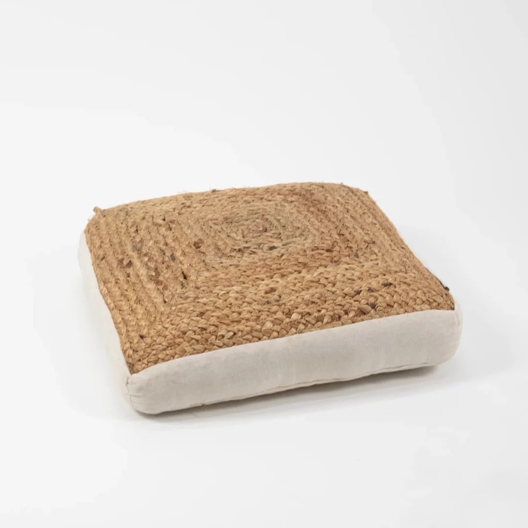 Siedzisko Boho Kwadratowe. Siedzisko boho wykonane z juty i bawełnianego materiału to idealny dodatek do stref chillout na weselach i eventach. Naturalne materiały oraz neutralne kolory doskonale wpasowują się w styl boho, marokański czy ogrodowy. Siedzisko sprawdzi się także na letnich garden party, dodając południowego klimatu. Wypożycz je w Rent4Events lub Rent4Weddings we Wrocławiu, aby wzbogacić aranżację swojego wydarzenia - rent4events.pl wypożycz wrażenia, rent4weddings.pl zachowaj wspomnienia.