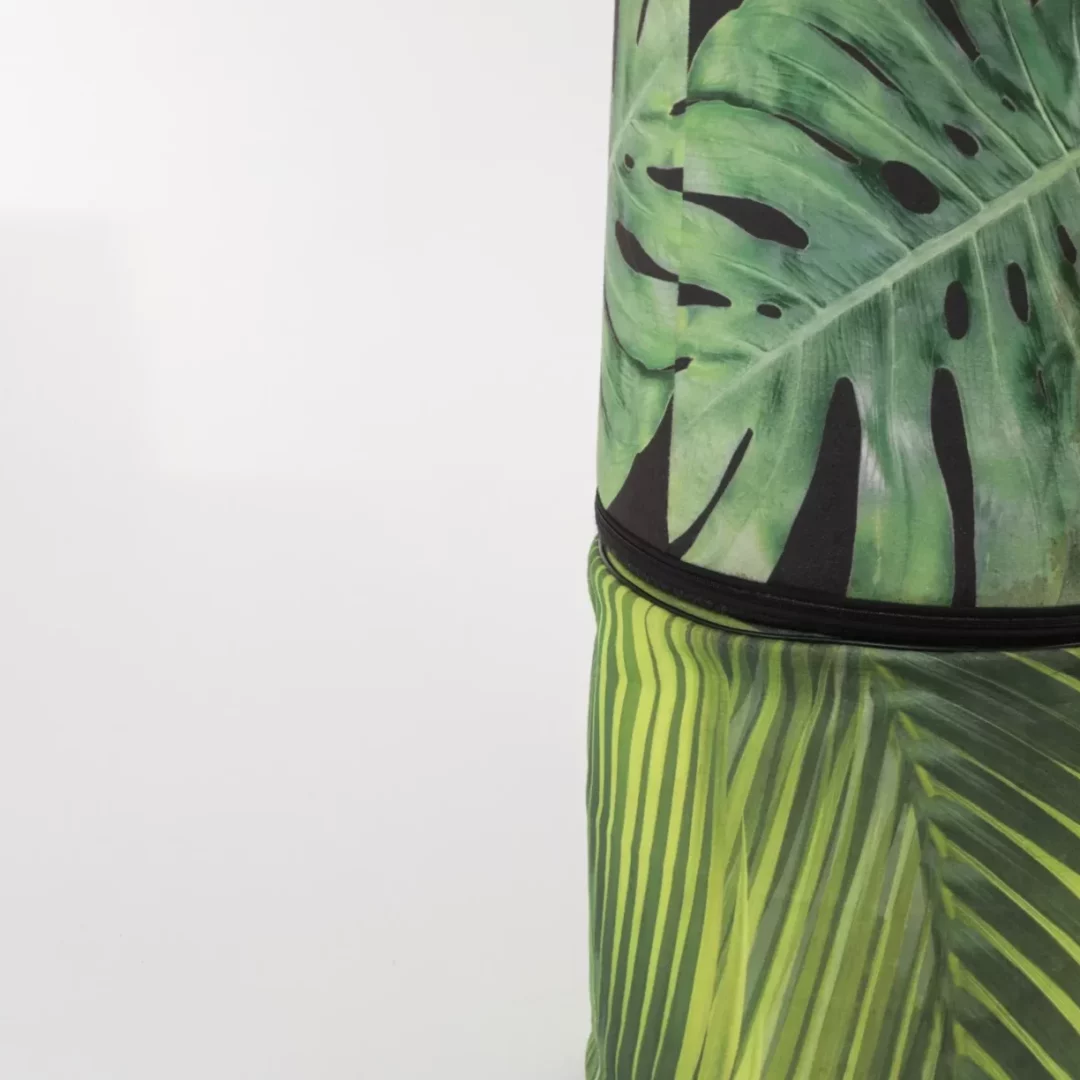 Pufa Monstera i Pufa Palma. Dwie stylowe pufy pokryte dwoma wzorami liści: jedna jasnozielonymi liśćmi palmowymi, a druga ciemniejszymi liśćmi monstery na czarnym tle. Idealne do dekoracji wnętrz i eventów, wprowadza tropikalny nastrój i różnorodność w każdą przestrzeń - rent4events.pl wypożycz wrażenia, rent4weddings.pl zachowaj wspomnienia.