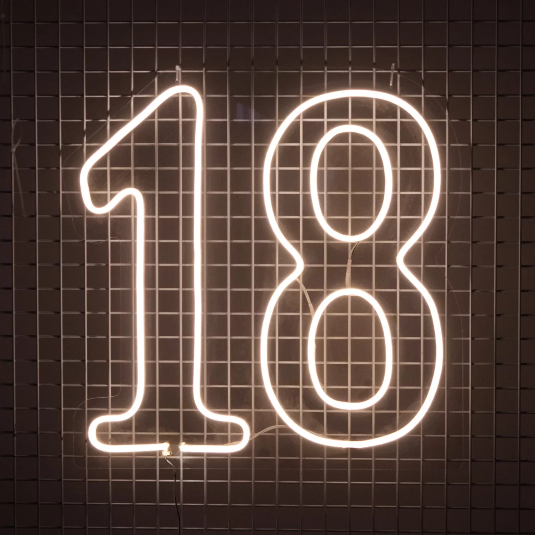 Neon 18. Ledonowy numer "18" w ciepłym białym kolorze na ciemnym tle z kratownicą (która stanowi stelaż dla neonu). Doskonała dekoracja na 18. urodziny czy eventy i imprezy okolicznościowe np. 18 lat działania firmy. Stylowa scenografia, która idealnie wpasuje się w nowoczesne aranżacje, a staromodnym doda świeżości. Oferujemy wynajem takich dekoracji na rent4events.pl oraz rent4weddings.pl - rent4events.pl wypożycz wrażenia, rent4wedding.pl zachowaj wspomnienia.