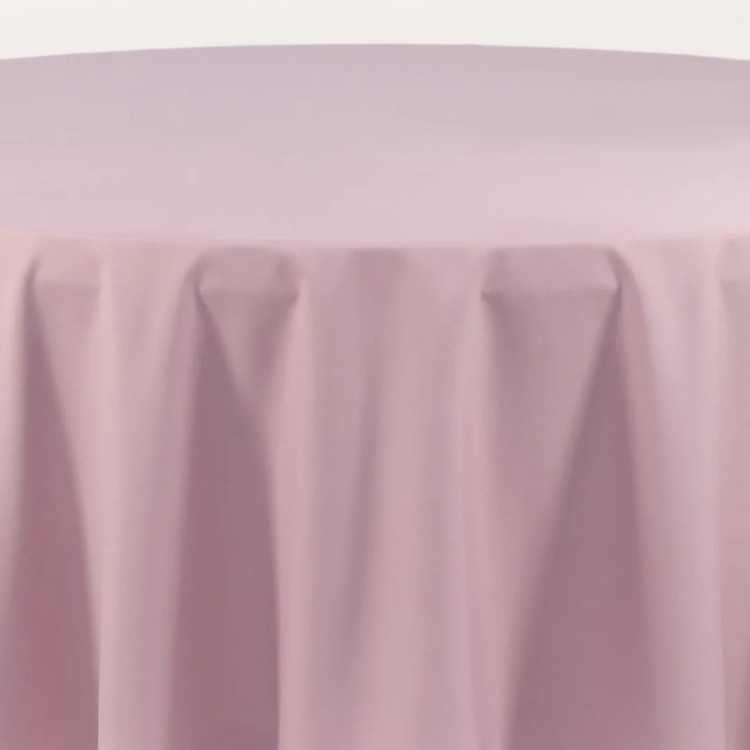 Obrus w odcieniu różu indyjskiego, dostępny w ofercie wypożyczalni dekoracji RENT4EVENTS, idealnie sprawdza się jako elegancki element scenografii na śluby i eventy. Ten okrągły obrus, wykonany z delikatnego, pastelowego materiału, zapewnia nie tylko piękny wygląd stołu, ale także dodaje stylu każdej uroczystości we Wrocławiu. Wynajem dekoracji i asortymentu do organizacji imprez okolicznościowych dostępny na stronach rent4events.pl i rent4weddings.pl - rent4events.pl wypożycz wrażenia, rent4wedding.pl zachowaj wspomnienia.