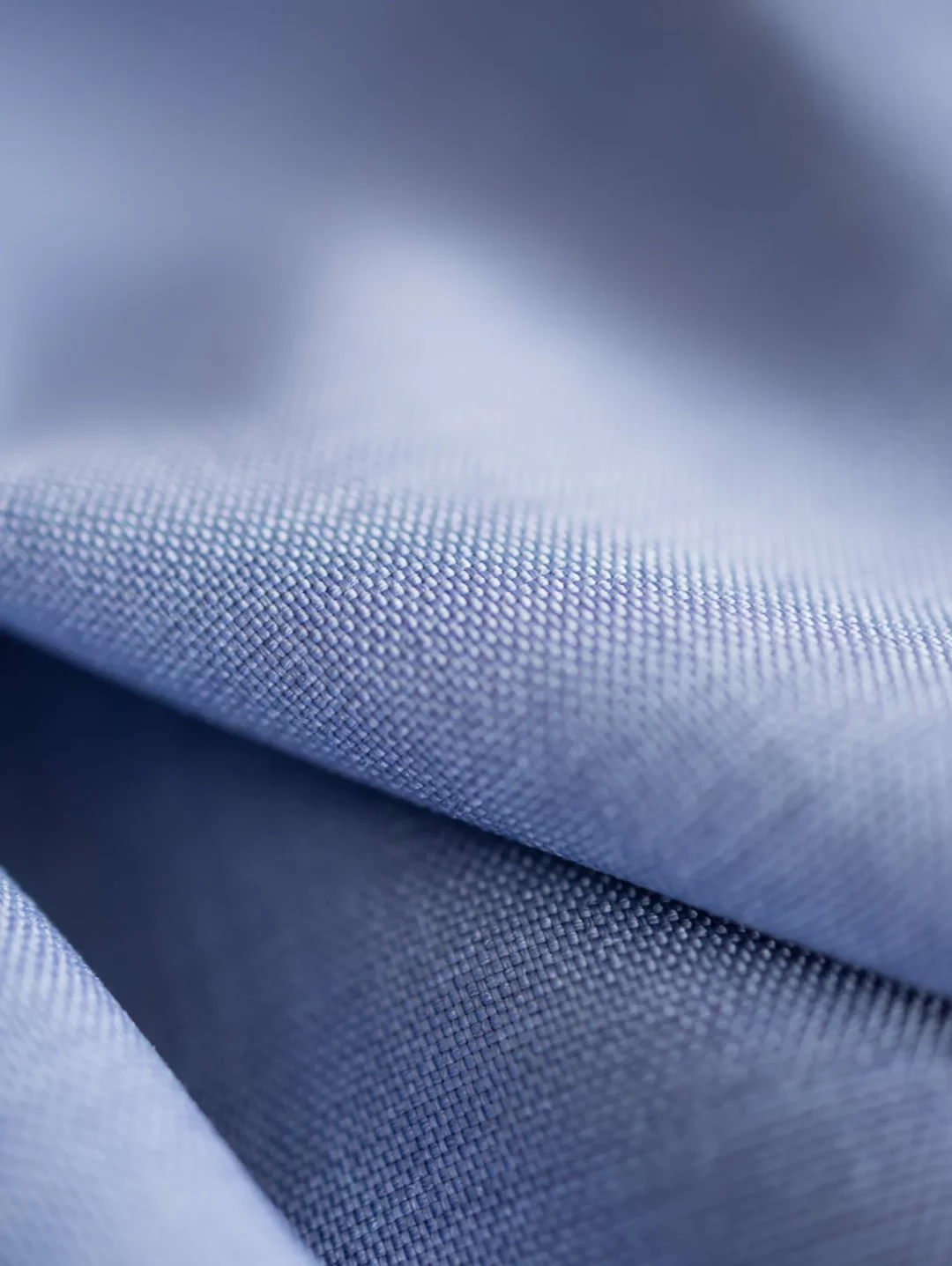 Zbliżenie na fakturę tkaniny Birne w kolorze Dusty Blue, z której wykonany jest elegancki obrus. Delikatny, matowy splot tkaniny nadaje jej subtelny, ale wyrafinowany wygląd, idealny na eleganckie uroczystości, takie jak śluby, wesela czy eventy. Obrus Dusty Blue stanowi doskonałą bazę dekoracyjną, która harmonijnie komponuje się z różnorodnymi stylami aranżacyjnymi. Dostępny w ofercie wypożyczalni rent4events.pl oraz rent4weddings.pl - rent4events.pl wypożycz wrażenia, rent4wedding.pl zachowaj wspomnienia.