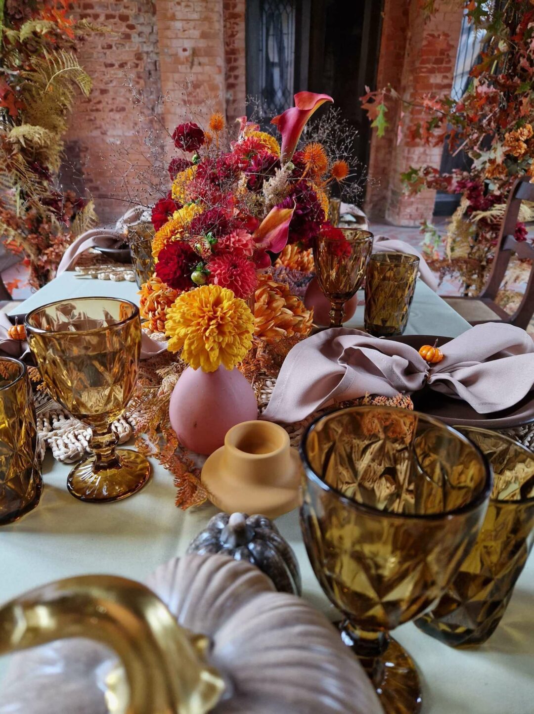Elegancka aranżacja stołu w stylu jesiennym z wypożyczalni RENT4EVENTS Wrocław zachwyca ciepłymi barwami i bogactwem form. Wazoniki z różnobarwnymi kwiatami, bursztynowe, kryształowe kieliszki i jesienne liście tworzą wyjątkową scenografię idealną na ślub i wesele. Każdy detal podkreśla niepowtarzalny charakter eventu. rent4events.pl wypożycz wrażenia, rent4wedding.pl zachowaj wspomnienia. Fot. Ola.
