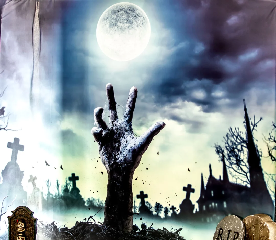 Tło fotograficzne halloweenowe przedstawiające rękę zombie wychodzącą z ziemi na tle księżyca w pełni i mrocznego cmentarza. Widoczne nagrobki z napisem "R.I.P.", gotyckie drzewa i krzyże podkreślają klimat grozy. Idealna dekoracja na eventy tematyczne we Wrocławiu, inspirowana horrorami. Dekoracje dostępne w wypożyczalni Rent4Events.pl, oferującej unikalne dodatki do wyjątkowych wydarzeń - rent4events.pl wypożycz wrażenia, rent4weddings.pl zachowaj wspomnienia. Fot. Marek Kaźmierczak @marekkazmierczak.