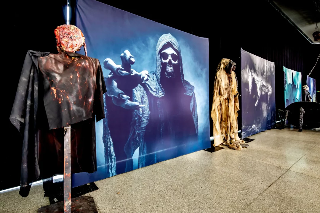 Scenografia halloweenowa przedstawiająca postacie grozy, w tym manekiny w przerażających strojach oraz tło z mrocznymi wizerunkami szkieletów i upiorów. Stylizacja inspirowana horrorami, z detalami podkreślającymi klimat grozy. Idealne dekoracje na tematyczne eventy we Wrocławiu i okolicach, dostępne w wypożyczalni Rent4Events.pl, oferującej wyjątkowe dodatki na specjalne okazje - rent4events.pl wypożycz wrażenia, rent4weddings.pl zachowaj wspomnienia. Fot. Marek Kaźmierczak @marekkazmierczak.