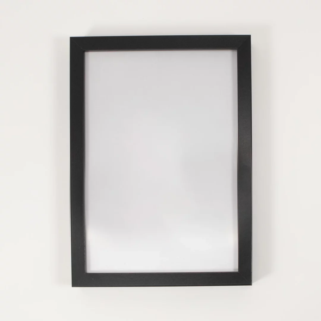 Czarna ramka 21 x 30 cm to idealny element praktyczny i dekoracyjny na eventy np. i konferencje. Jej nowoczesny i prosty design podkreśla elegancję i umożliwia prezentację dowolnych treści w estetyczny sposób. Dzięki uniwersalności świetnie komponuje się z różnorodnymi aranżacjami. Wypożycz tę ramkę w Rent4Events lub Rent4Weddings we Wrocławiu, aby wzbogacić swój event - rent4events.pl wypożycz wrażenia, rent4weddings.pl zachowaj wspomnienia.
