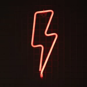 Neon LED w kształcie błyskawicy w energetycznym czerwonym kolorze. Sprawdzi się w wielu aranżacjach, na wielu imprezach tematycznych czy to Neon Party czy magiczne spotkanie w klimacie książek o młodym czarodzieju. Idealny do ścianek zdjęciowych i selfie boxów.