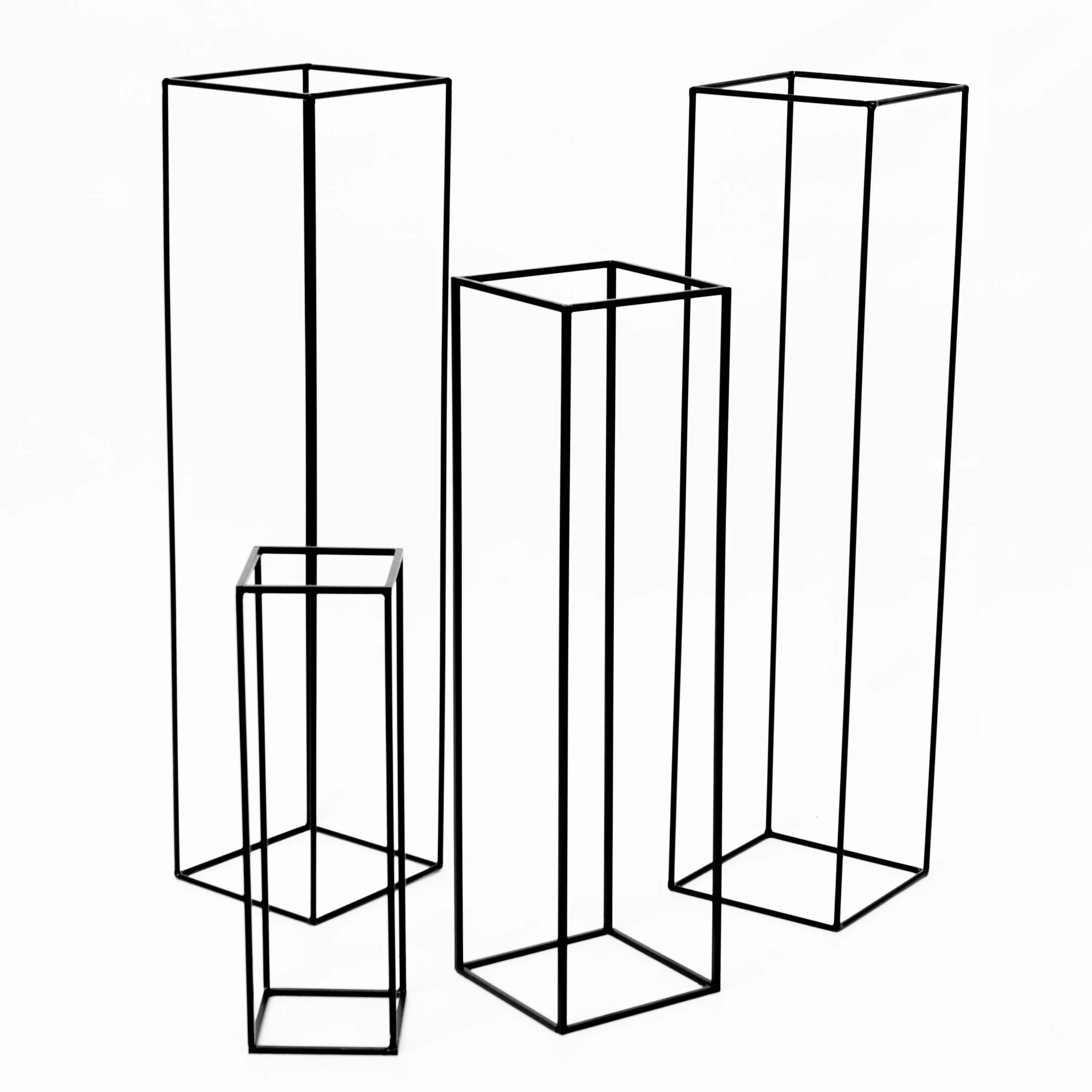 Zestaw czterech czarnych metalowych stojaków o minimalistycznym designie. Różne wysokości pozwalają na kreatywne wykorzystanie podczas eventów, wesel czy ślubów, jako podstawy na dekoracje, kwiaty lub oświetlenie. Elegancki wygląd sprawia, że są doskonałe na scenografie i dekoracje dostępne w wypożyczalni rent4events.pl oraz rent4weddings.pl - rent4events.pl - wypożycz wrażenia, rent4weddings.pl - zachowaj wspomnienia.