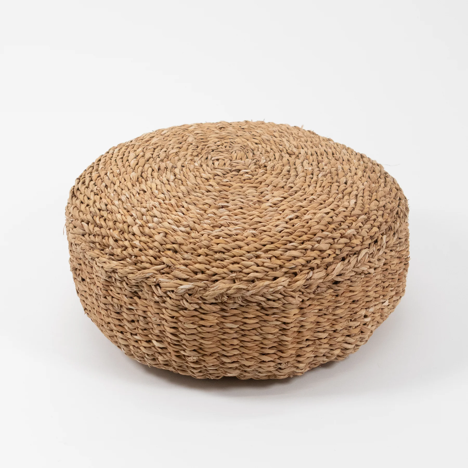 Siedzisko Boho Plecione. Naturalne siedzisko z plecionej trawy morskiej lub podobnego, naturalnego materiału. Praktyczne i stylowe rozwiązanie na każde wydarzenie. Dzięki swojej prostocie i neutralnym kolorom pasuje do każdej aranżacji w klimacie boho. W Rent4Events oraz Rent4Weddings we Wrocławiu znajdziesz to i inne dekoracyjne elementy, które uzupełnią wyjątkowe przestrzenie podczas Twojego wydarzenia - rent4events.pl wypożycz wrażenia, rent4weddings.pl zachowaj wspomnienia.