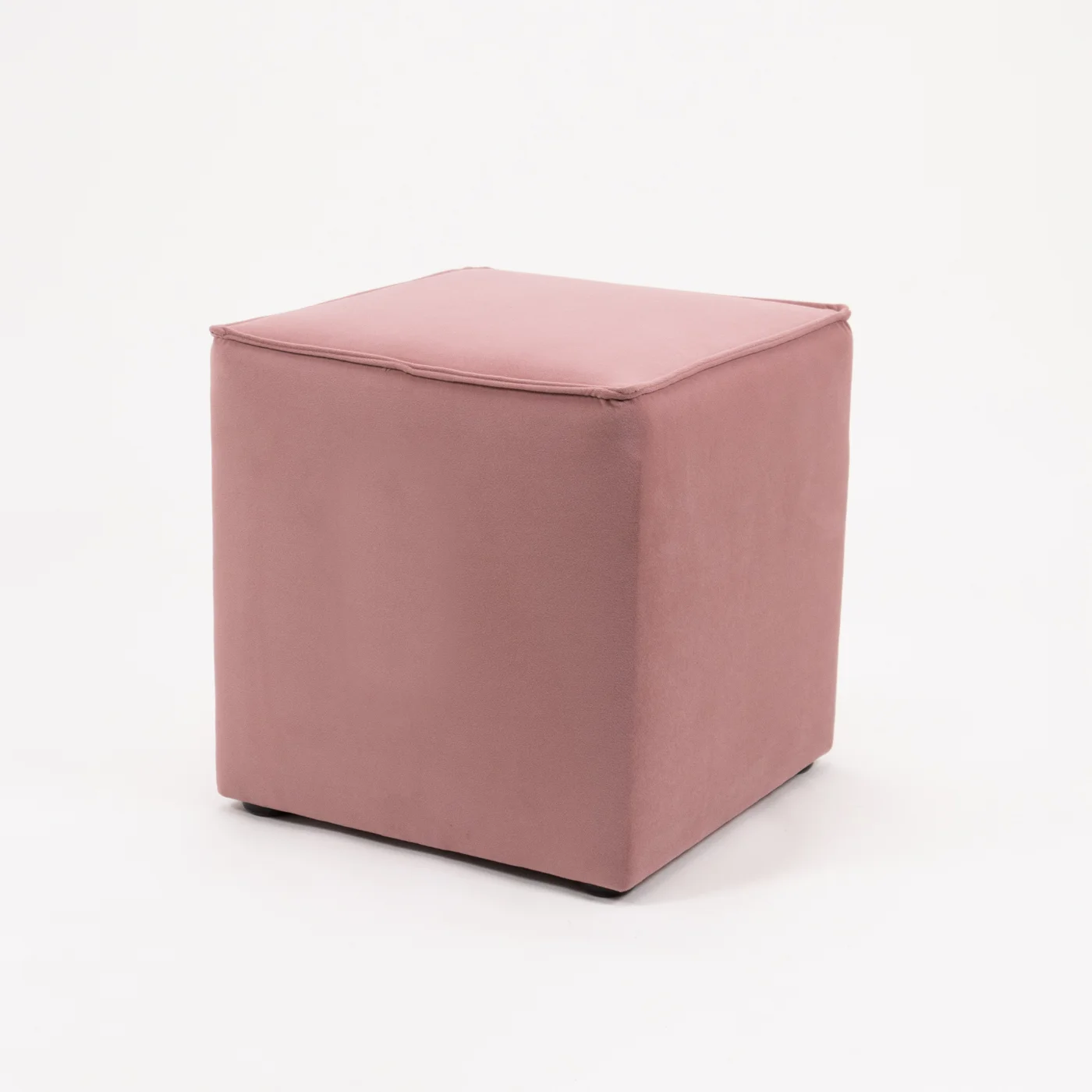 Pufa Kubik Pudrowy Róż Welur. Pudrowo-różowa pufa welurowa w kształcie kubika to elegancka dekoracja idealna na ślub, wesele i event. Wypożyczalnia rent4events.pl z Wrocławia oferuje stylowe meble i scenografię, które tworzą wyjątkową atmosferę każdej uroczystości. Ta nowoczesna pufa doskonale sprawdzi się w strefie chillout jako komfortowe siedzisko i element aranżacji przestrzeni - rent4events.pl wypożycz wrażenia, rent4wedding.pl zachowaj wspomnienia.