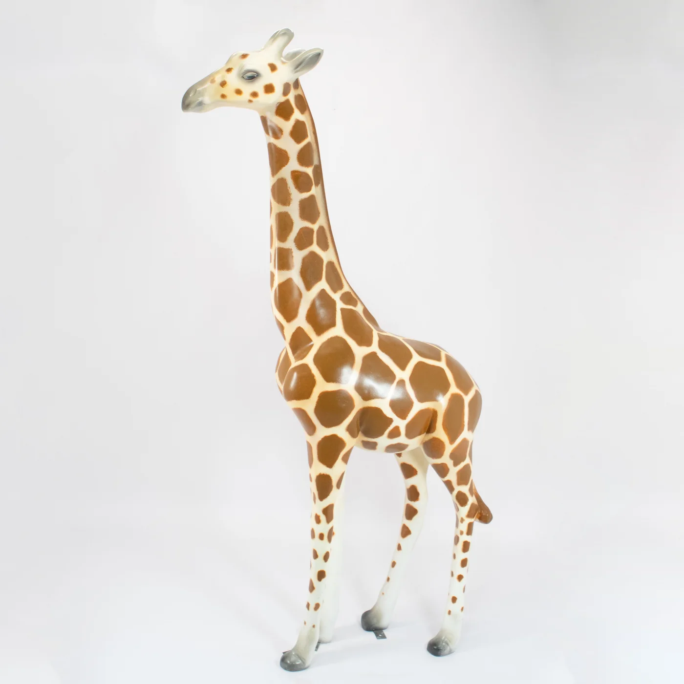 Żyrafa - Duża, realistyczna figura stojącej żyrafy, o długiej szyi i smukłej sylwetce. Jasnobrązowe i białe plamy na ciele idealnie odwzorowują naturalny wzór żyrafy, nadając figurze elegancji i egzotycznego charakteru. Lekkość formy i delikatne kolory czynią ją doskonałą dekoracją na eventy tematyczne. Ta egzotyczna ozdoba świetnie sprawdzi się w scenografii tematycznych imprez. Dostępna w wypożyczalni rent4events.pl oraz rent4weddings.pl we Wrocławiu - rent4events.pl wypożycz wrażenia, rent4weddings.pl zachowaj wspomnienia.
