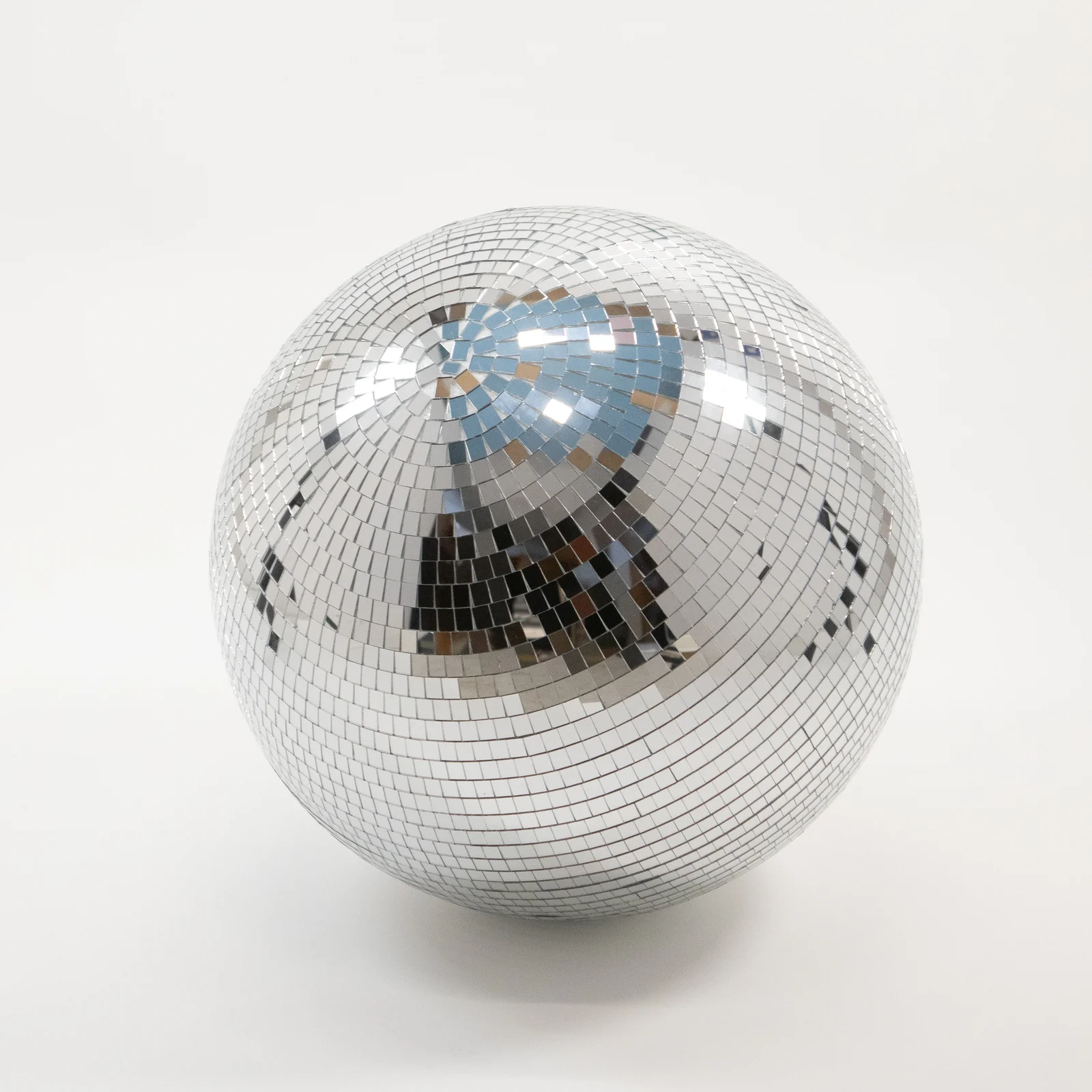 Kula Disco ⌀ 50 cm. Klasyczna kula disco o śr. 50 cm z połyskującą lustrzaną mozaiką to uniwersalna dekoracja i efektowna scenografia do różnego typu przestrzeni na eventy, koncerty czy wesele. Małe lusterka odbijają światło, budując dynamiczny klimat i elegancką atmosferę. Rozwiązanie dla branży dekoracyjnej, do realizacji premium, oferowane przez rent4events.pl oraz rent4weddings.pl - rent4events.pl wypożycz wrażenia, rent4wedding.pl zachowaj wspomnienia.