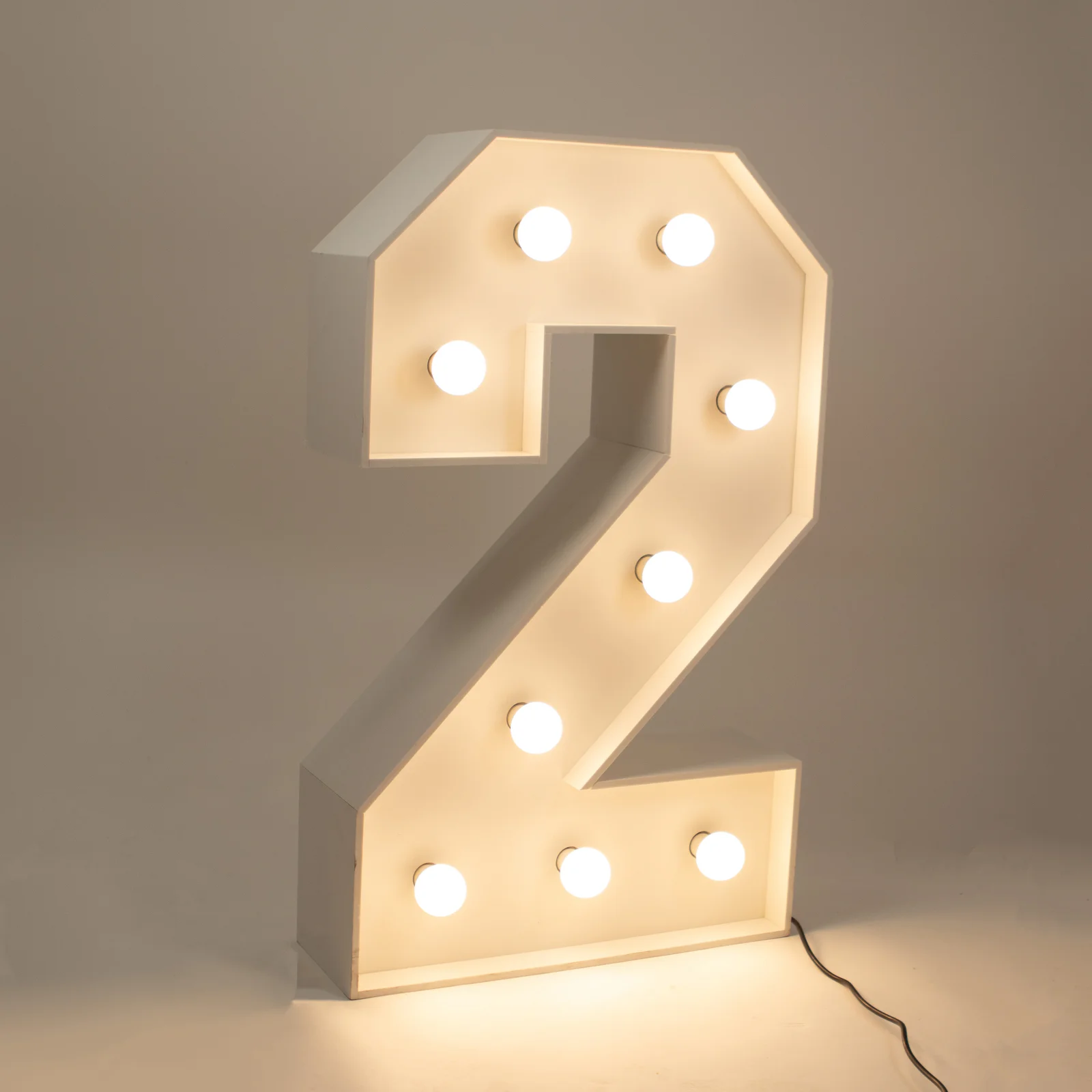 Cyfra LED 2. Elegancka, Biała Cyfra LED 2 w stylu retro, świecąca ciepłym blaskiem żarówek LED, to idealny wybór dla wyjątkowej scenografii eventowej lub uroczystości w Wrocławiu. Oferowana przez RENT4EVENTS jako część bogatej oferty wypożyczalni dekoracji, ta lampa jest perfekcyjnym dodatkiem do stworzenia święcącego elementu dekoracji na 2. i 20. urodziny czy jubileusz - rent4events.pl wypożycz wrażenia, rent4wedding.pl zachowaj wspomnienia.