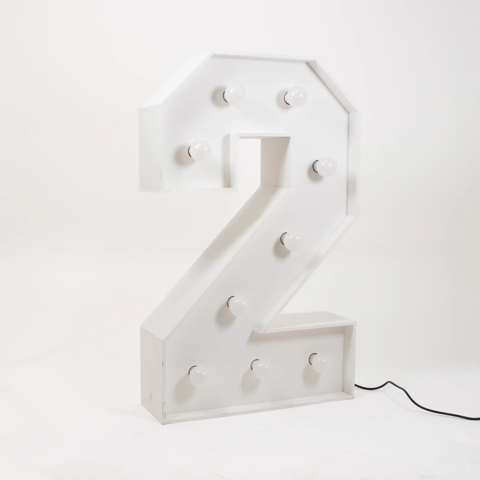 Cyfra LED 2. Elegancka, Biała Cyfra LED 2 w stylu retro, z wystajacymi, okrągłymi żarówkami LED, to idealny wybór dla wyjątkowej scenografii eventowej lub uroczystości w Wrocławiu. Oferowana przez RENT4EVENTS jako część bogatej oferty wypożyczalni dekoracji, ta lampa jest perfekcyjnym dodatkiem do stworzenia święcącego elementu dekoracji na 2. i 20. urodziny czy jubileusz - rent4events.pl wypożycz wrażenia, rent4wedding.pl zachowaj wspomnienia.